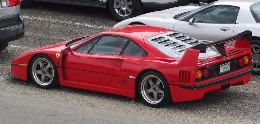 Červené Ferrari F40 fotografované z boku na okruhu během Grand Prix USA 2005