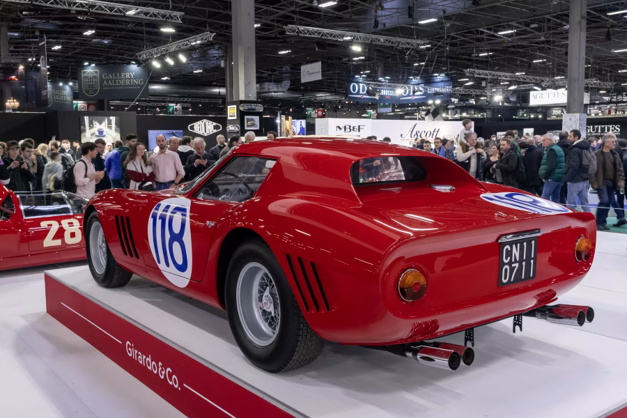 Červené Ferrari 250 GTO z roku 1963 vystavené na pařížském salonu klasických vozů