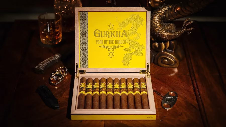 Otevřený žlutý box obsahuje deset doutníků Gurkha Year of the Dragon v tmavém interiéru