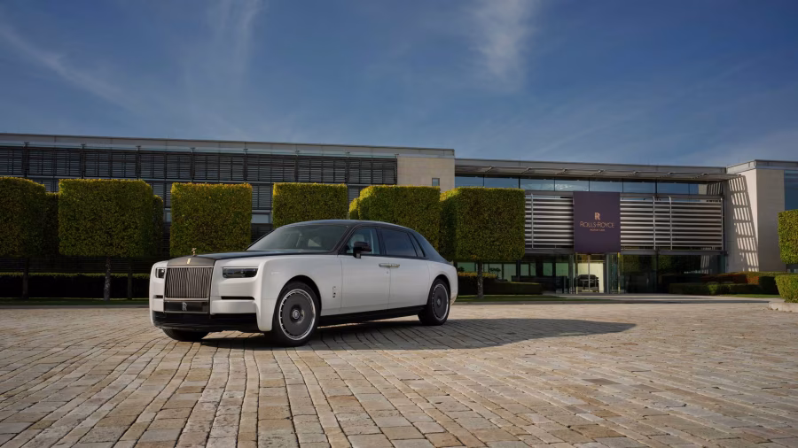 Dvoubarevný Rolls-Royce Phantom Centenary Private Collection stojí před továrnou v Goodwoodu
