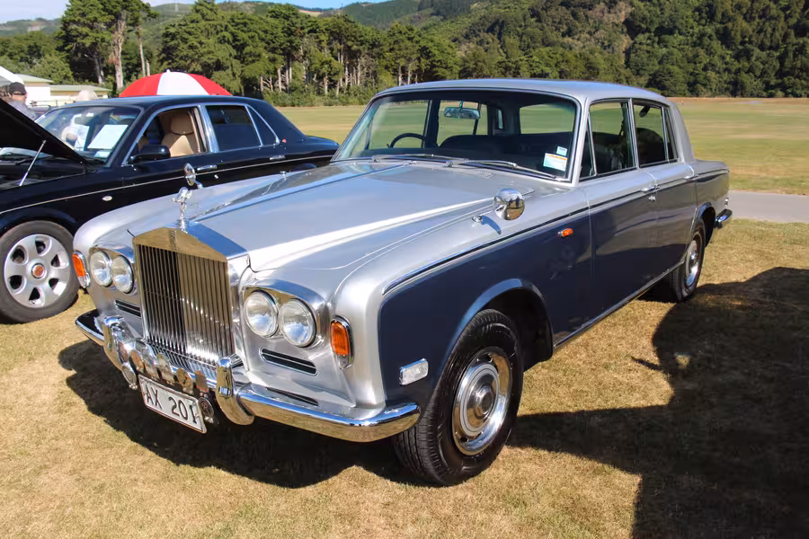 Stříbrný Rolls-Royce Silver Shadow I Saloon z roku 1972 vystavený na trávníku