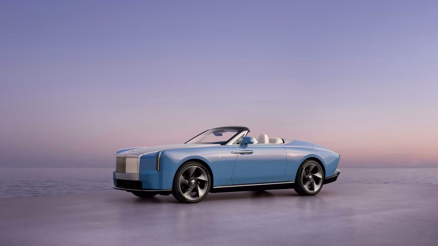 Modrý otevřený elektrický Rolls-Royce Project Nightingale na klidné ploše při západu slunce