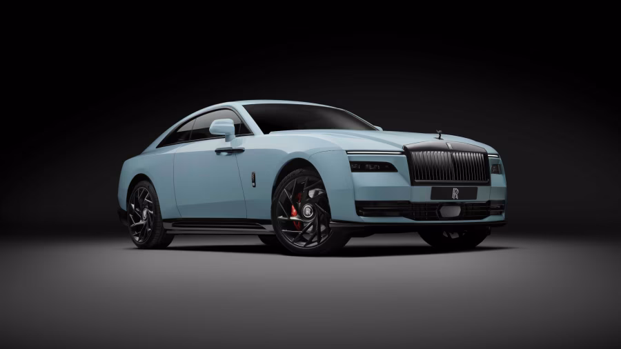 Světle modré elektrické kupé Rolls-Royce Black Badge Spectre Series II ve studiu