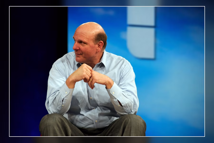 Steve Ballmer gestikuluje na pódiu konference MIX 2008