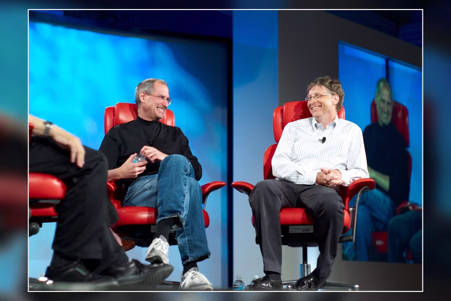 Steve Jobs a Bill Gates sedí vedle sebe během veřejného rozhovoru