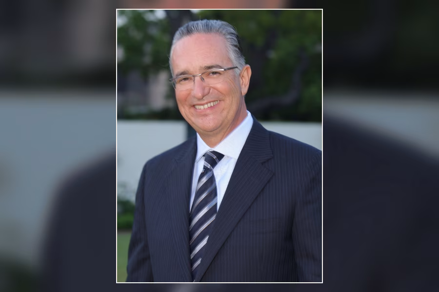 Ricardo Salinas Pliego hovoří na pódiu