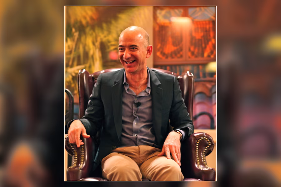Jeff Bezos se směje při veřejném vystoupení