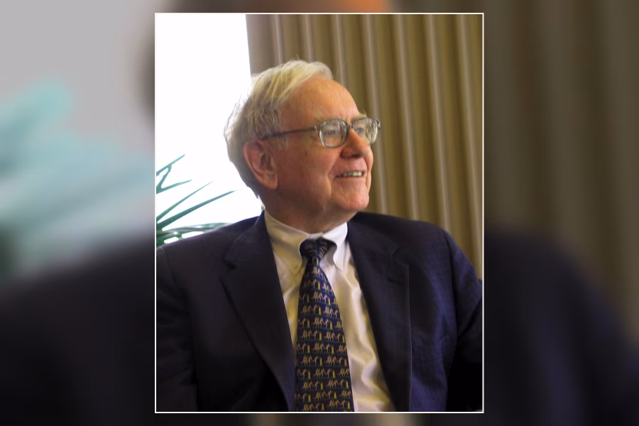 Warren Buffett odpovídá publiku během návštěvy univerzity
