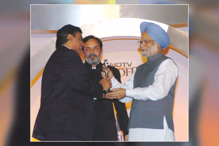 Mukesh Ambani přebírá ocenění od indického premiéra Manmohana Singha v roce 2006