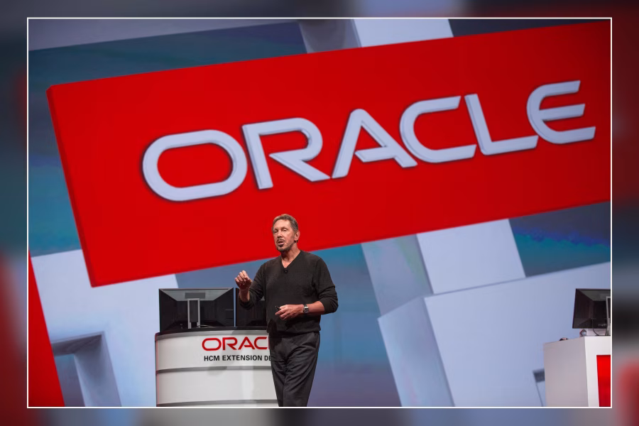 Larry Ellison hovoří na pódiu technologické konference
