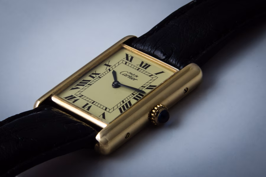 Hodinky Cartier Tank se zlatým obdélníkovým pouzdrem a římskými číslicemi