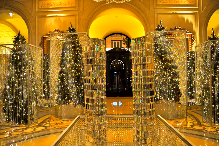Zrcadlová vánoční instalace v lobby hotelu Four Seasons George V v Paříži