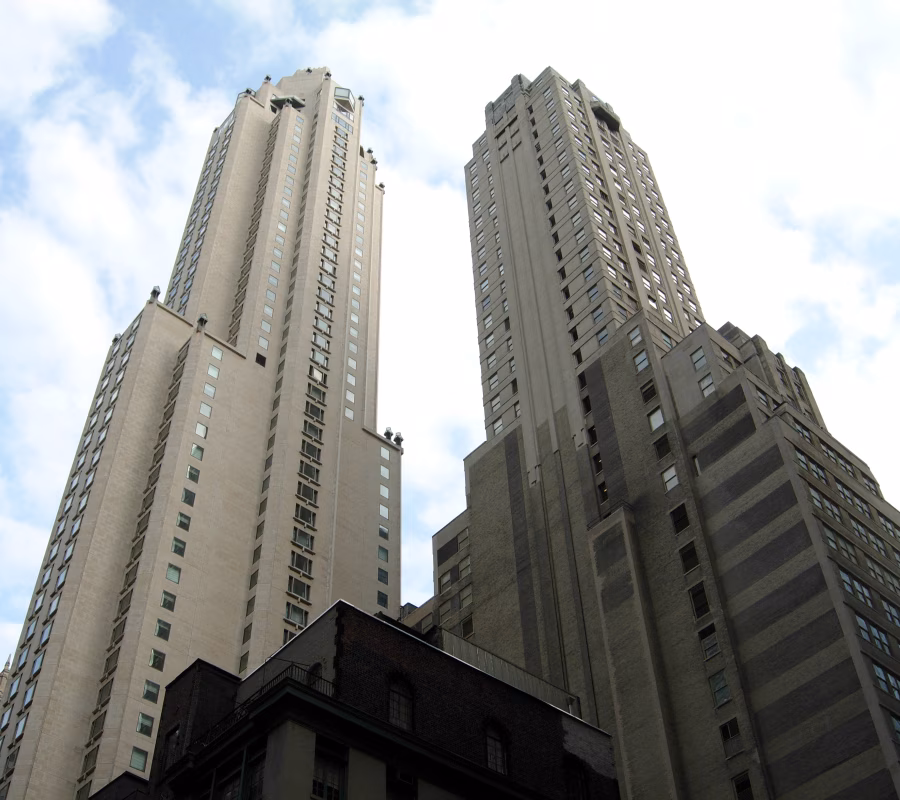 Výšková budova Four Seasons Hotel New York mezi mrakodrapy na Manhattanu