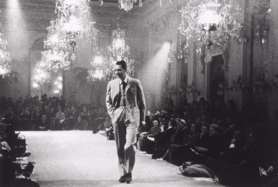 Model Brioni kráčí po historické pánské přehlídce v sále Palazzo Pitti ve Florencii