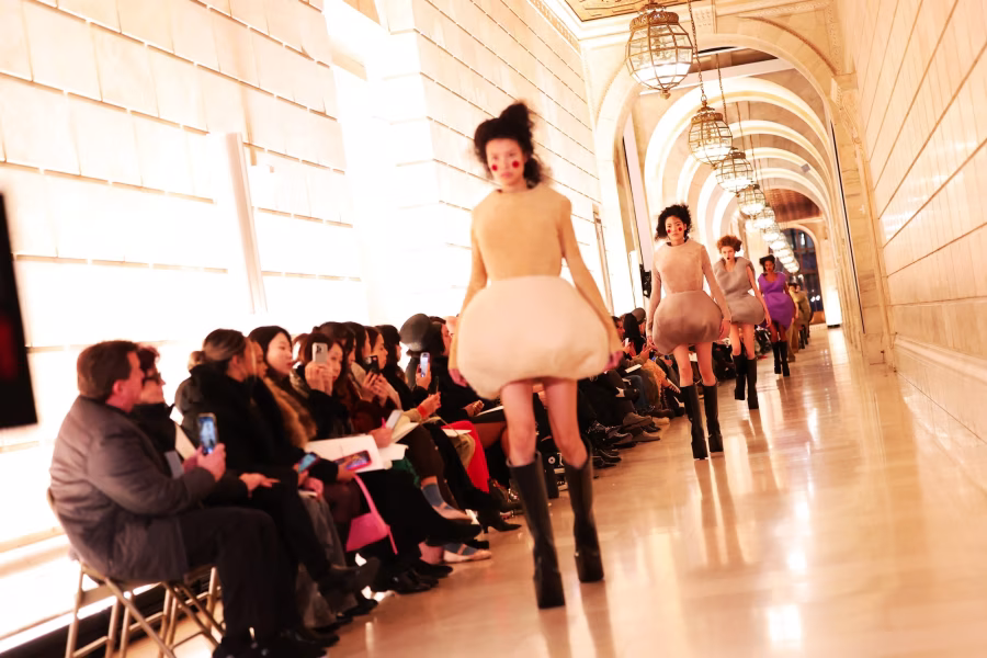 Model prochází výraznou arkádovou scénou přehlídky Marc Jacobs Runway 2025