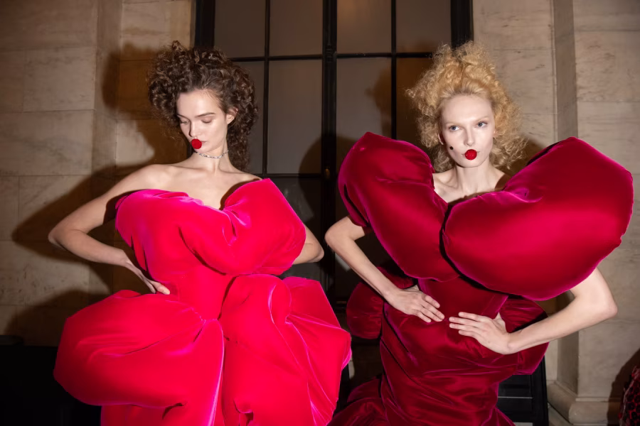 Modelka v zákulisí před oficiální přehlídkou Marc Jacobs Runway 2025
