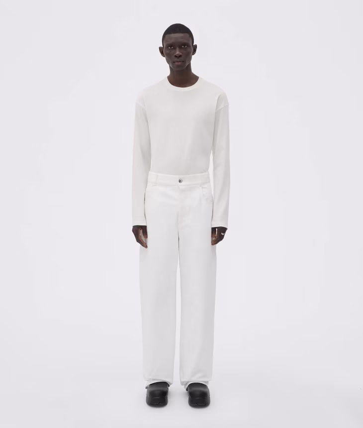 BOTTEGA VENETA: OBLEČENÍ A CESTOVNÍ KUFRY OPATŘENÉ KOMFORTEM - foto 3 | brand photo