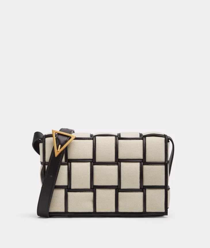 BOTTEGA VENETA: OBLEČENÍ A CESTOVNÍ KUFRY OPATŘENÉ KOMFORTEM - foto 7 | brand photo