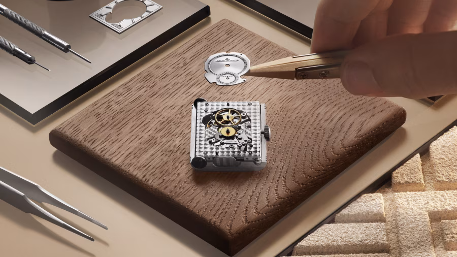 Detail práce na obdélníkovém pouzdře hodinek Jaeger-LeCoultre Reverso
