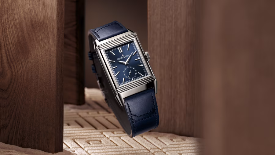 Detail modrého číselníku a obdélníkového pouzdra hodinek Jaeger-LeCoultre Reverso