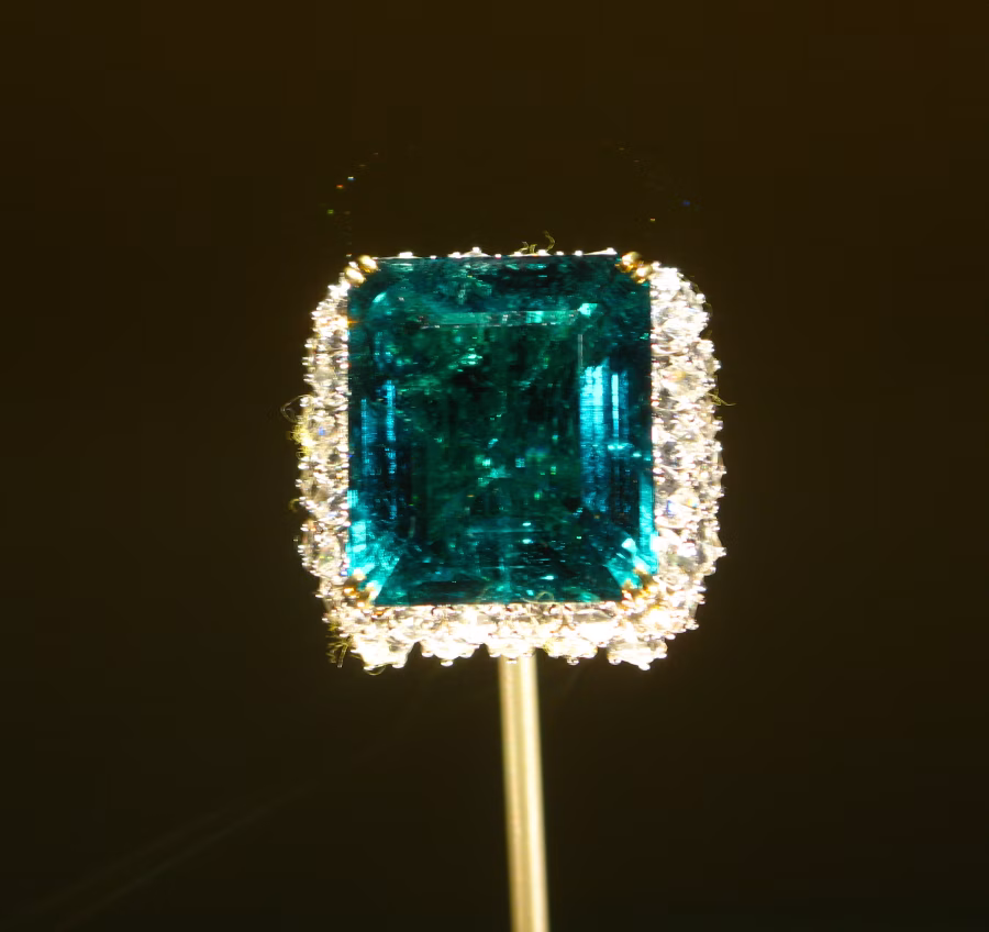 Zelený Chalk Emerald zasazený do prstenu Harry Winston a obklopený hruškovými diamanty