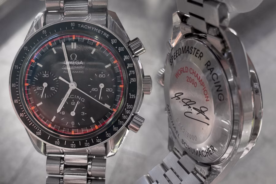 Přední a zadní strana číslovaných hodinek Omega Speedmaster Schumacher Edition v jedné kompozici