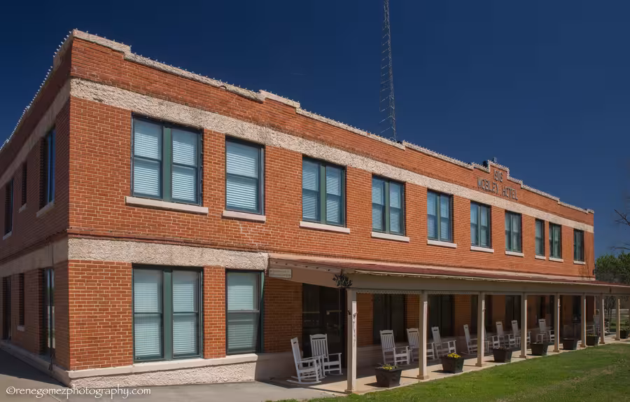 Historická budova hotelu Mobley v Cisco v Texasu, kde Conrad Hilton roku 1919 vstoupil do hotelnictví