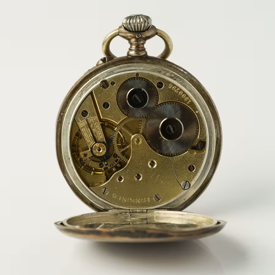 Detail odkrytého mechanického strojku kapesních hodinek Longines 4 Grand Prix z doby kolem roku 1900
