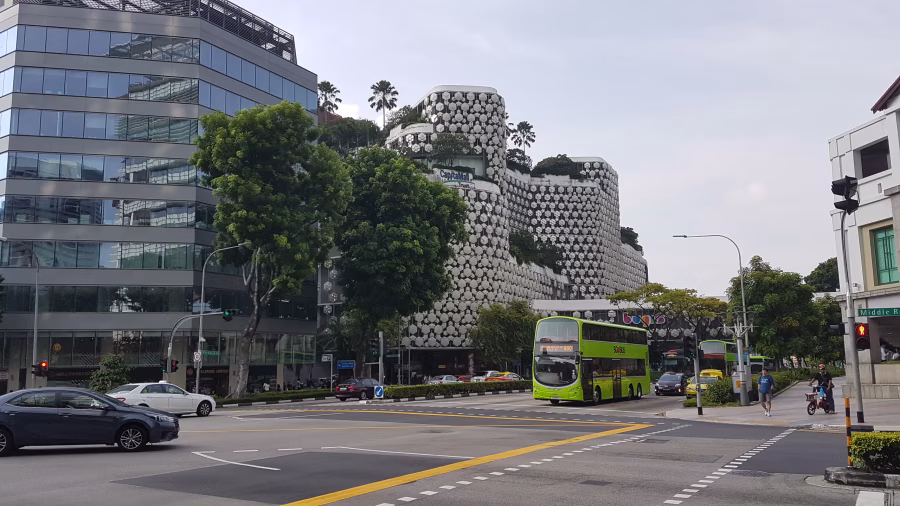 Pohled podél Victoria Street v Singapuru s budovami u hotelu InterContinental, autobusy a automobily