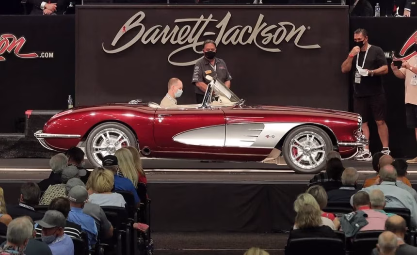 Sběratelský automobil na pódiu Barrett-Jackson