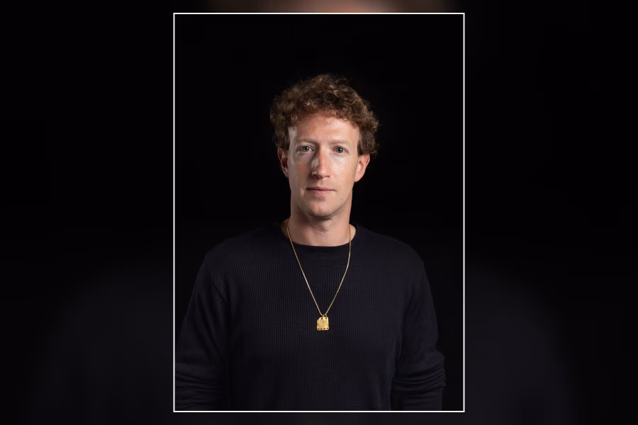 Portrét Marka Zuckerberga během veřejného vystoupení v roce 2025