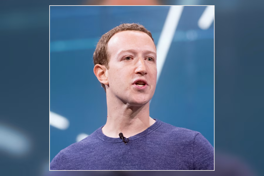 Mark Zuckerberg hovoří na pódiu vývojářské konference F8