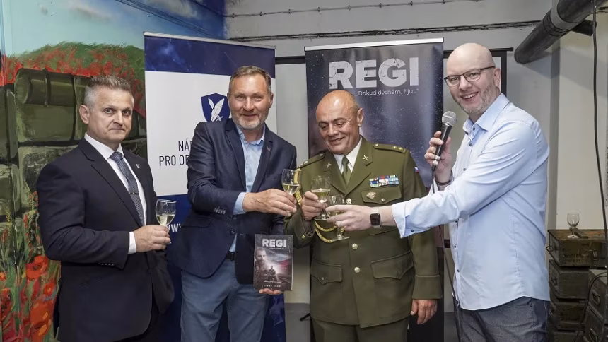 Ponořte se do skutečného příběhu Jiřího „Regi“ Schamse se spisovatelem, scenáristou, producentem, režisérem a autorem…