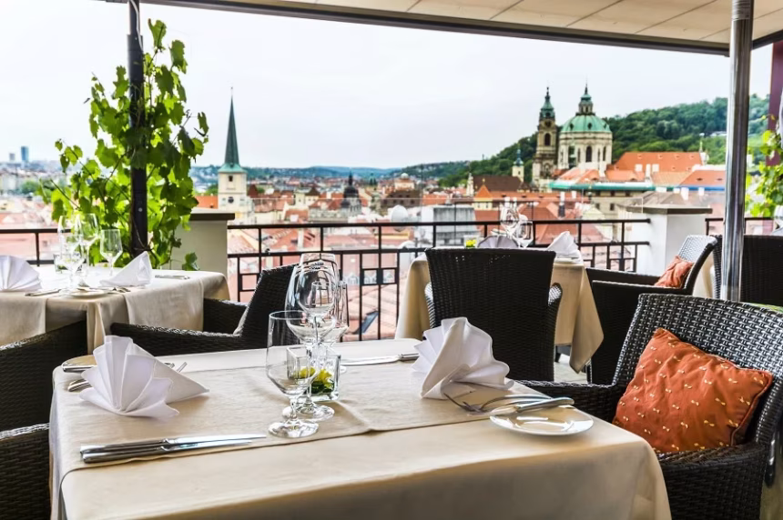 Exkluzivní zážitek na nebeské terase: Okouzlení luxusem a panoramatickým výhledem v restauraci Terasa U Zlaté studně…