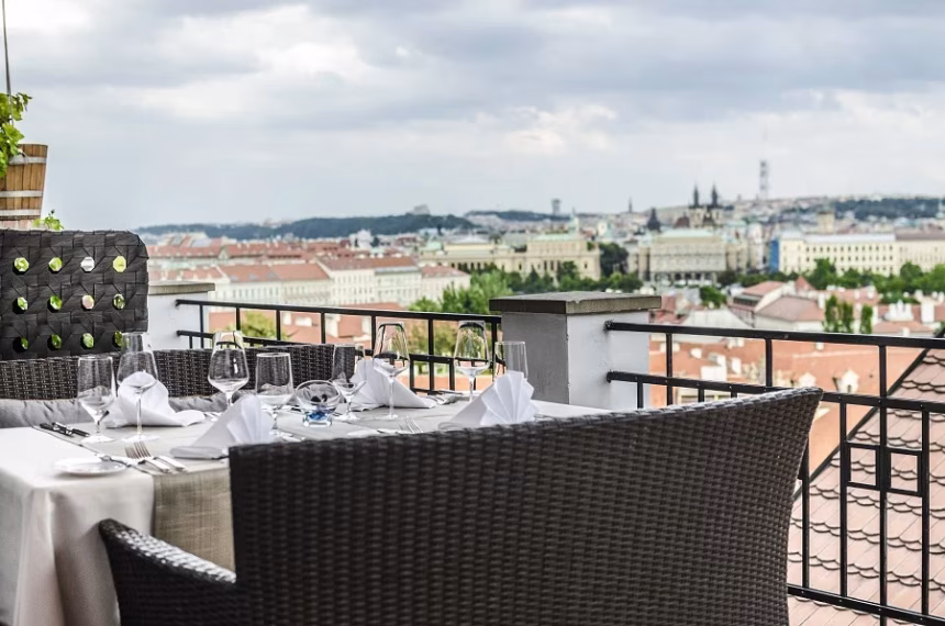 Exkluzivní zážitek na nebeské terase: Okouzlení luxusem a panoramatickým výhledem v restauraci Terasa U Zlaté studně…