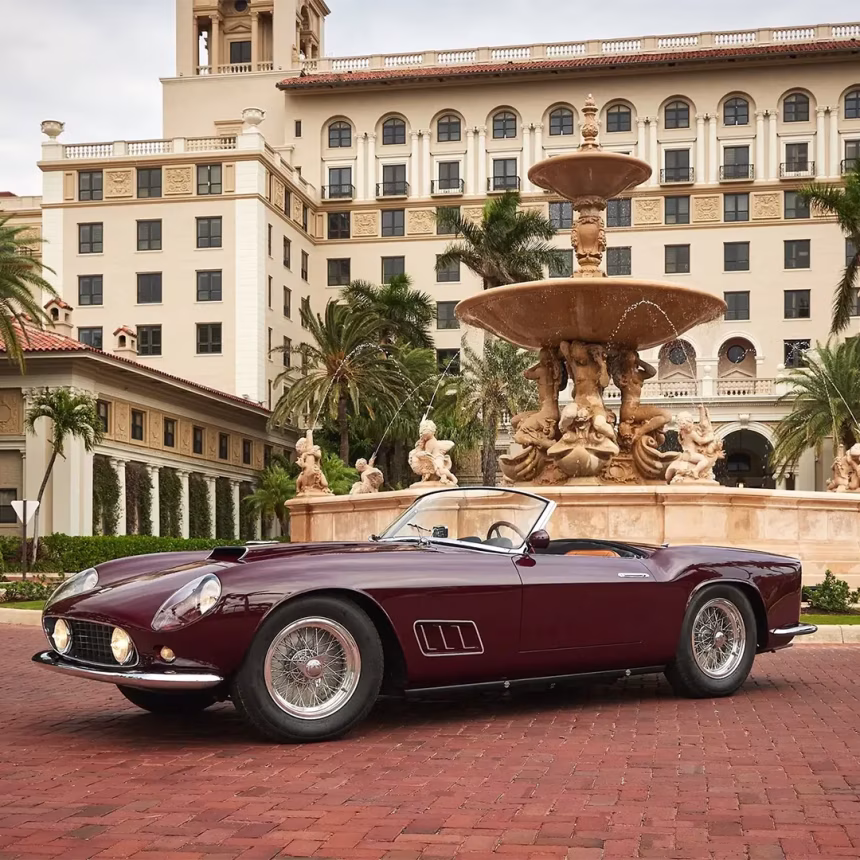 Historický automobil před evropskou pobočkou Sotheby’s