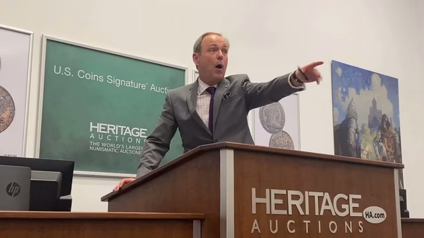 Aukcionář Heritage Auctions během veřejné dražby