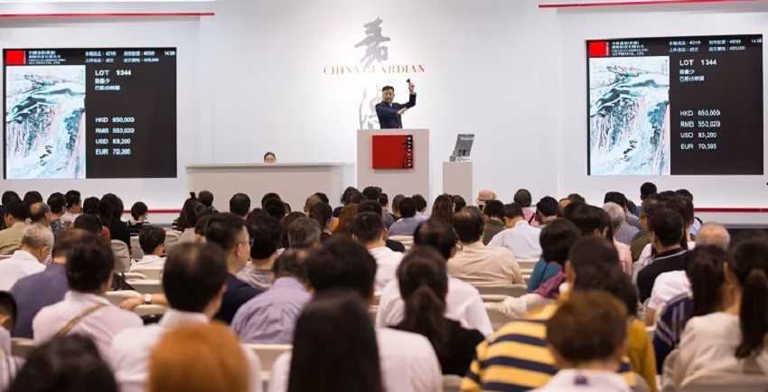 Aukční sál China Guardian během veřejné dražby