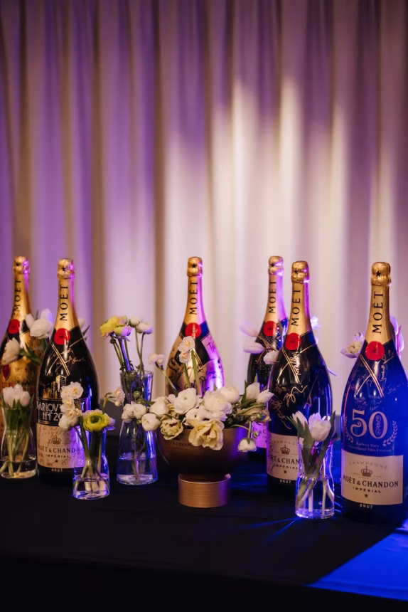 Láhve šampaňského Moët & Chandon s podpisy světových hvězd vydraženy za 580 000 Kč – foto 2 | brand photo