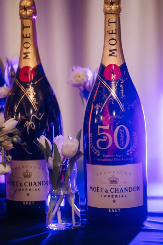 Láhve šampaňského Moët & Chandon s podpisy světových hvězd vydraženy za 580 000 Kč – foto 4 | brand photo