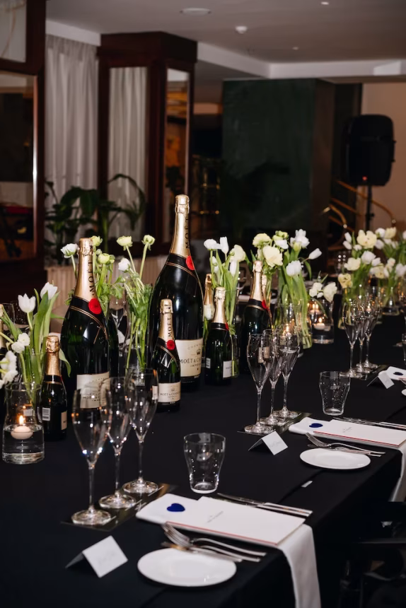 Láhve šampaňského Moët & Chandon s podpisy světových hvězd vydraženy za 580 000 Kč – foto 5 | brand photo