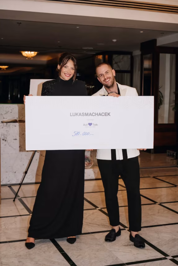 Láhve šampaňského Moët & Chandon s podpisy světových hvězd vydraženy za 580 000 Kč – foto 6 | brand photo