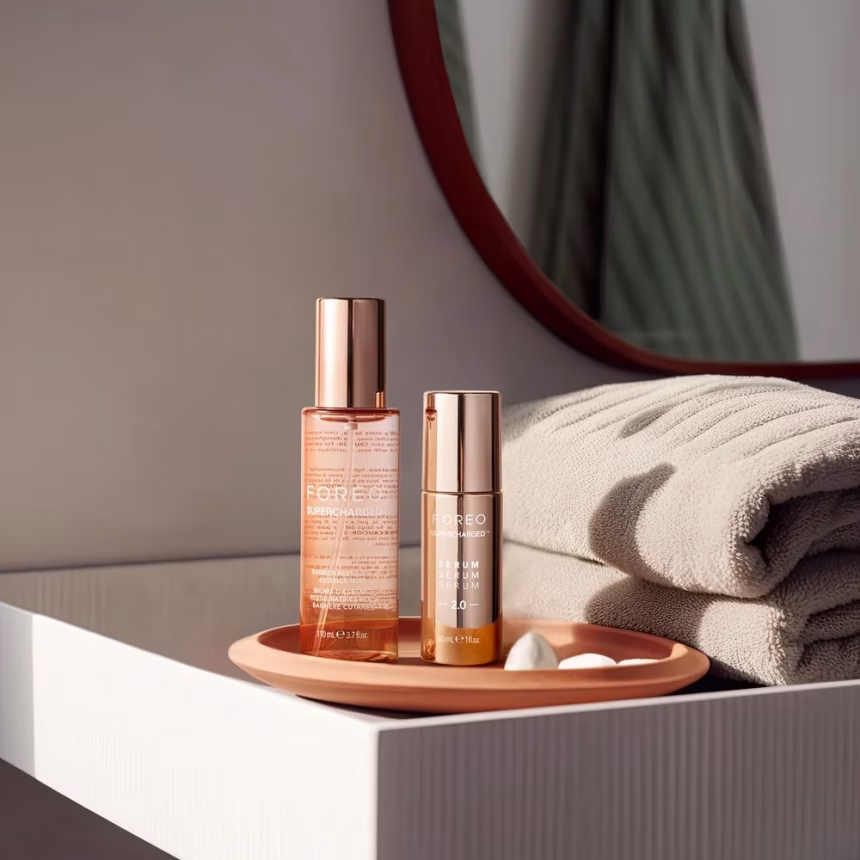 FOREO uvádí hydratační mlhu SUPERCHARGED™ Barrier Restoring Essence Mist: klíč ke svěží a mladě vypadající pleti -…