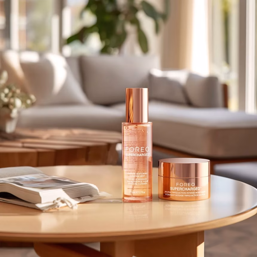 FOREO uvádí hydratační mlhu SUPERCHARGED™ Barrier Restoring Essence Mist: klíč ke svěží a mladě vypadající pleti -…