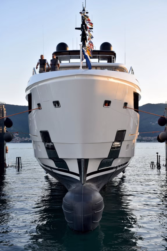Příď Sanlorenzo 50Steel v přístavu