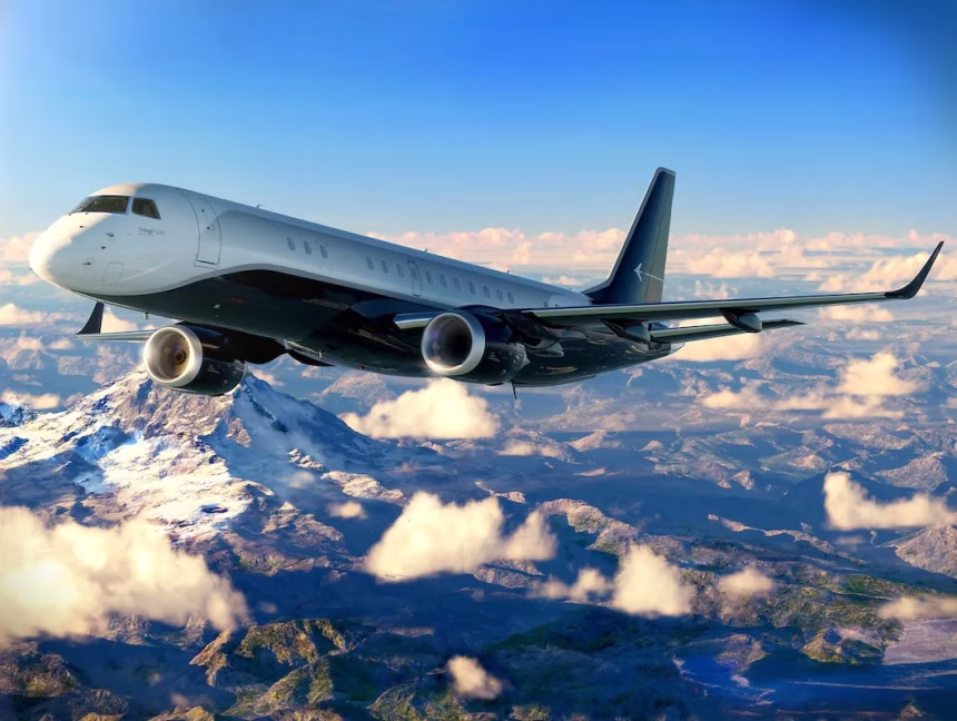 Embraer Lineage 1000E při letu nad oblačností