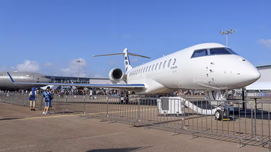 Bílý předváděcí Bombardier Global 7500 se zlatými detaily na stojánce Singapore Airshow 2026