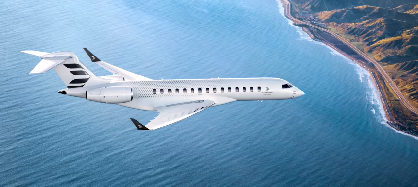 Bombardier Global 8000 při letu podél pobřeží