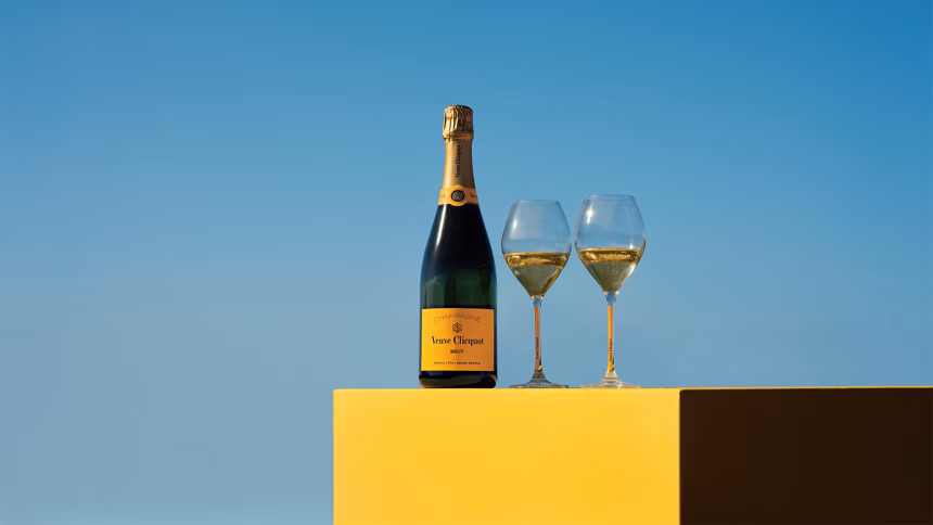 Veuve Clicquot a Yinka Ilori představují kolekci Chasing the Sun: Oslava světla, radosti a optimismu