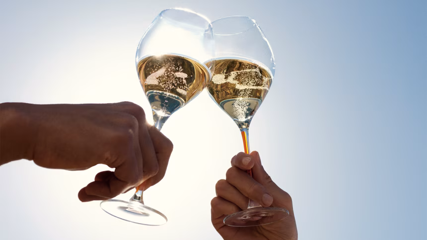 Veuve Clicquot a Yinka Ilori představují kolekci Chasing the Sun: Oslava světla, radosti a optimismu